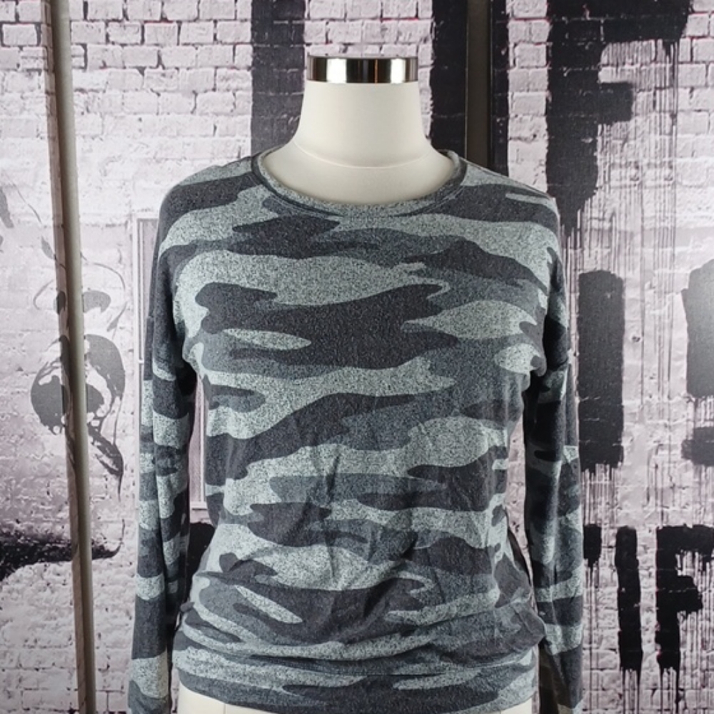 Maurices Gray Camo Straight Hem Pullover EUC - Picture 2 of 6